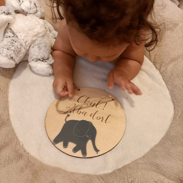 Plaque en bois Chut bébé dort à personnaliser